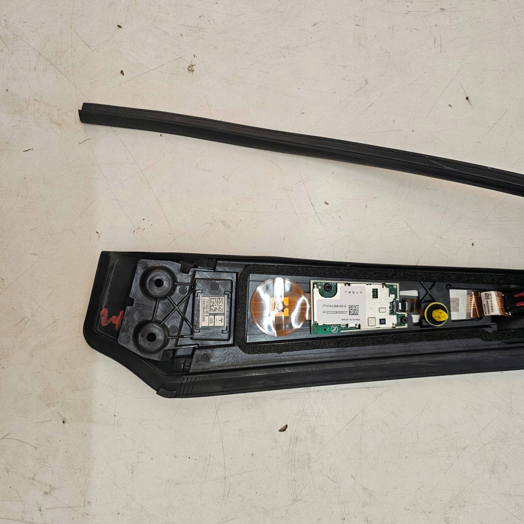 фото №13, Молдинг защита стойка камера левая tesla x plaid 2022r 1751462-00-b