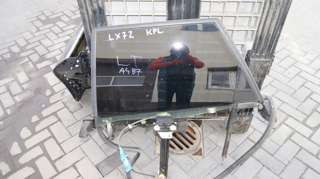 фото №1, A4 b7 audi напрямна скло лівий задня