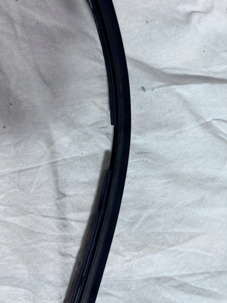 фото №6, Bmw e65 прокладка стекло дверь правый перед 8223832