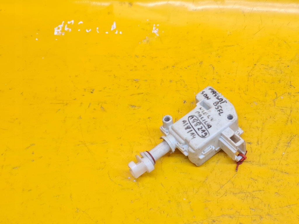 фото №1, Привод крышка топлива vw passat b5 fl 3b0959782