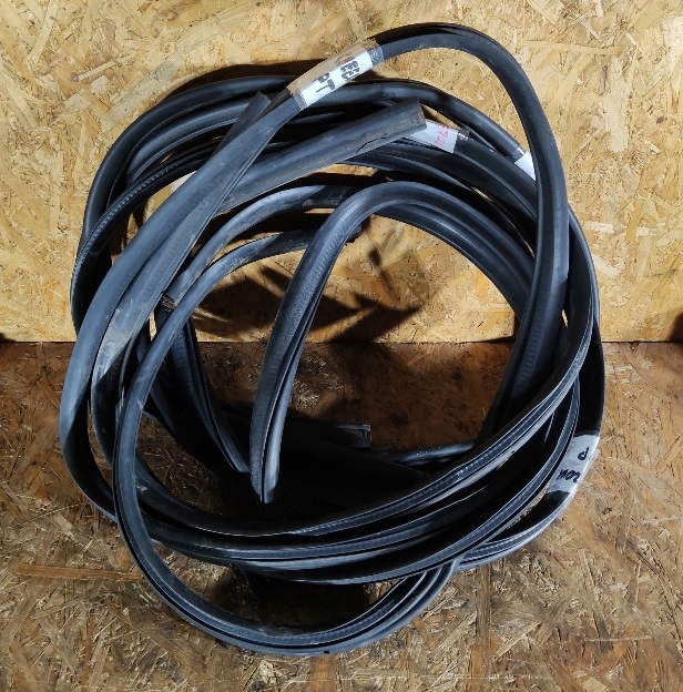 фото №1, Прокладка дверь левый задняя jeep grand cherokee wk