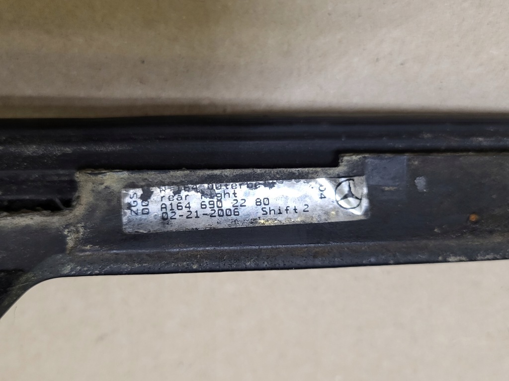 Купить Молдинг уплотнитель наружная дверь левая задние czarna mercedes ml w164 оригинальный номер