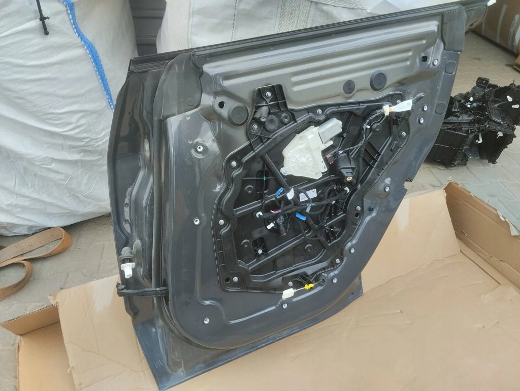 Tesla model y двері правий задній повний Недорого