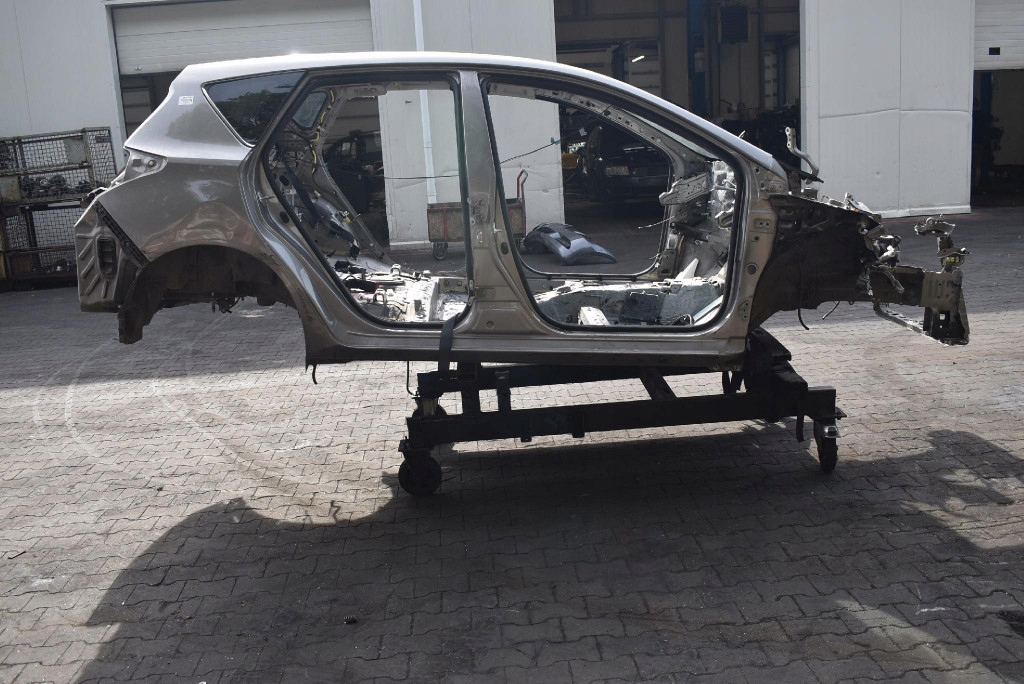 Четвертина крило лівий правий задній лонжерон стовпчик  поріг 4v8 toyota auris 2 в Україні