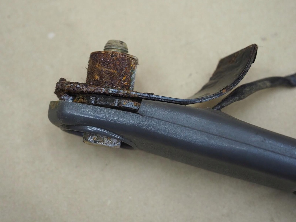 фото №11, Поперечина безопасности левая перед клипса sportage i