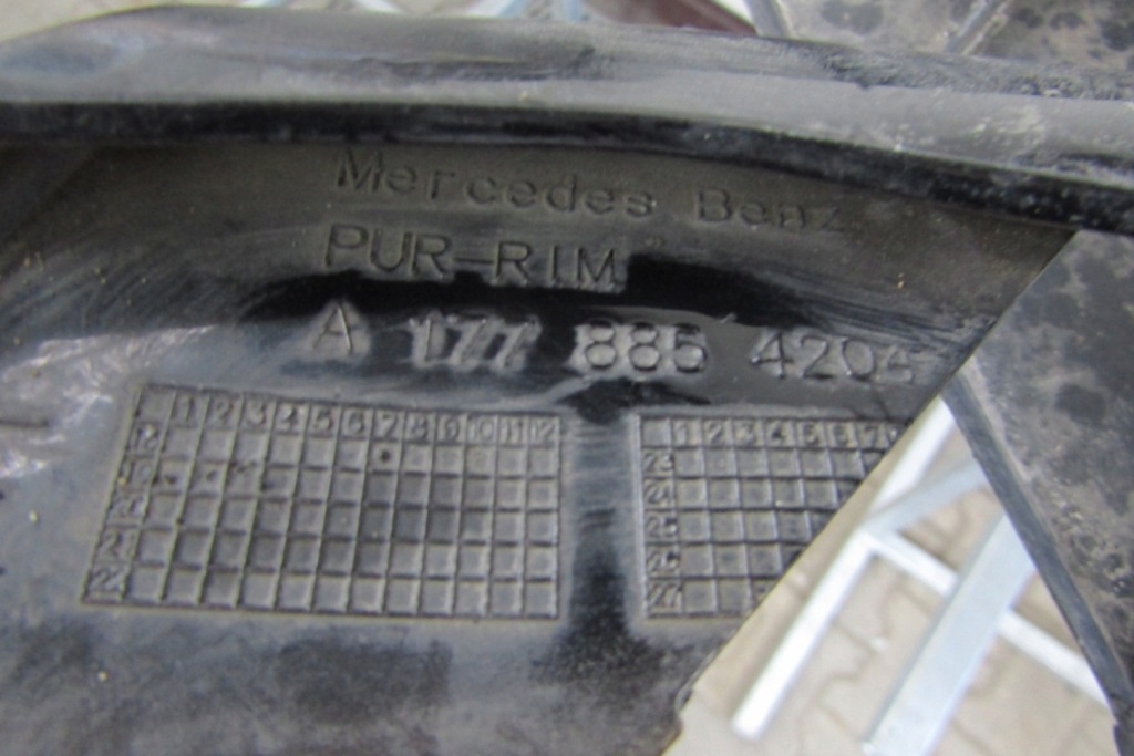 Молдинг накладка спойлер бампер перед середня mercedes w177 amg Зі Шроту