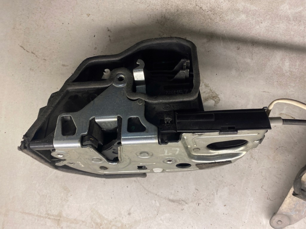 Bmw e60 e61 замок левый задний  доводчик soft close Цена