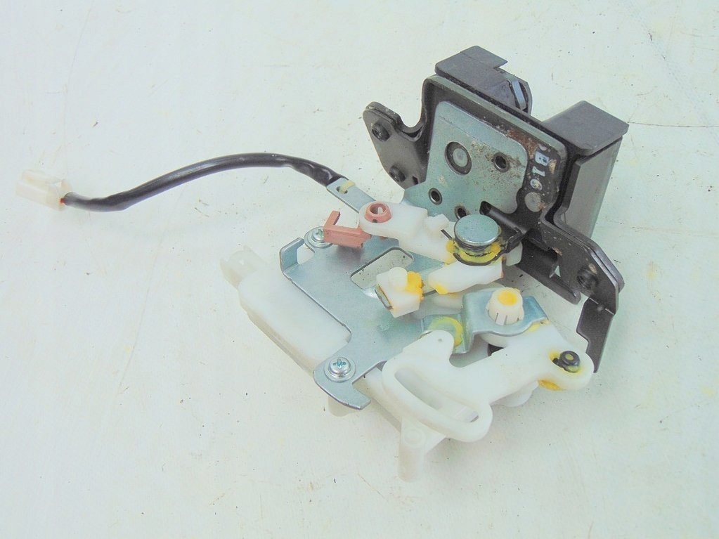 фото №5, Mazda 5 v 2.0 d 2006r замок крышки багажника