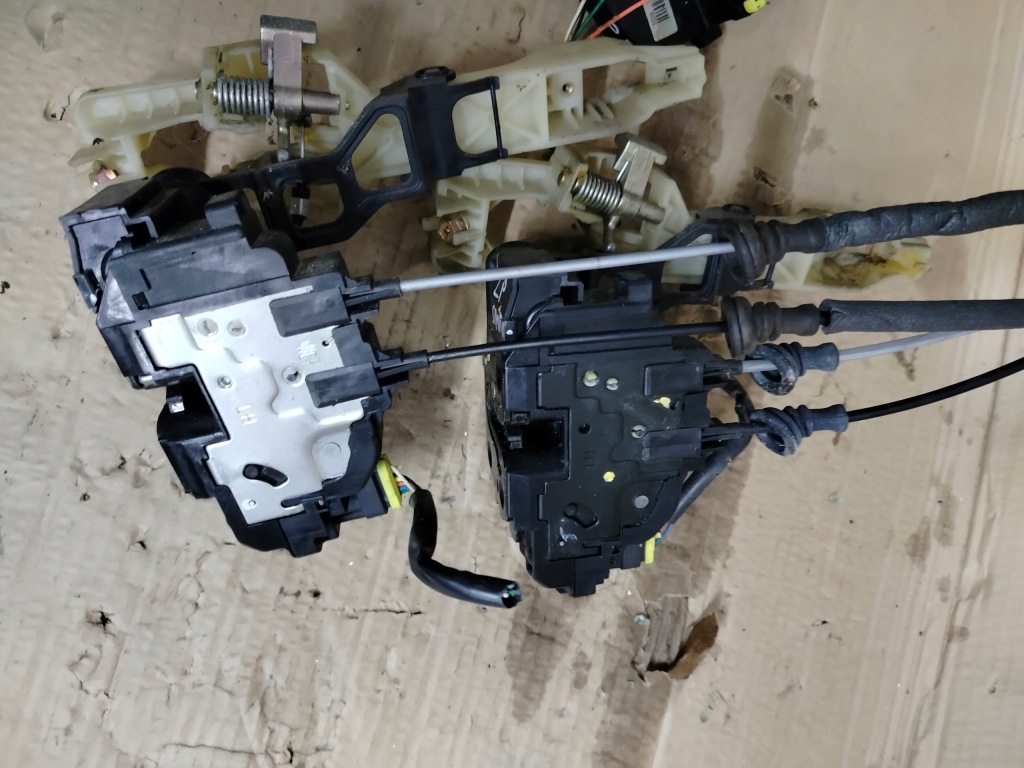 фото №1, Замок дверь левый перед передний 5 pin hyundai santa fe ii