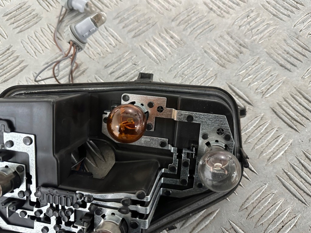 Skoda fabia 3 hb вкладиш лампи лівий задній 6v6945257 Недорого