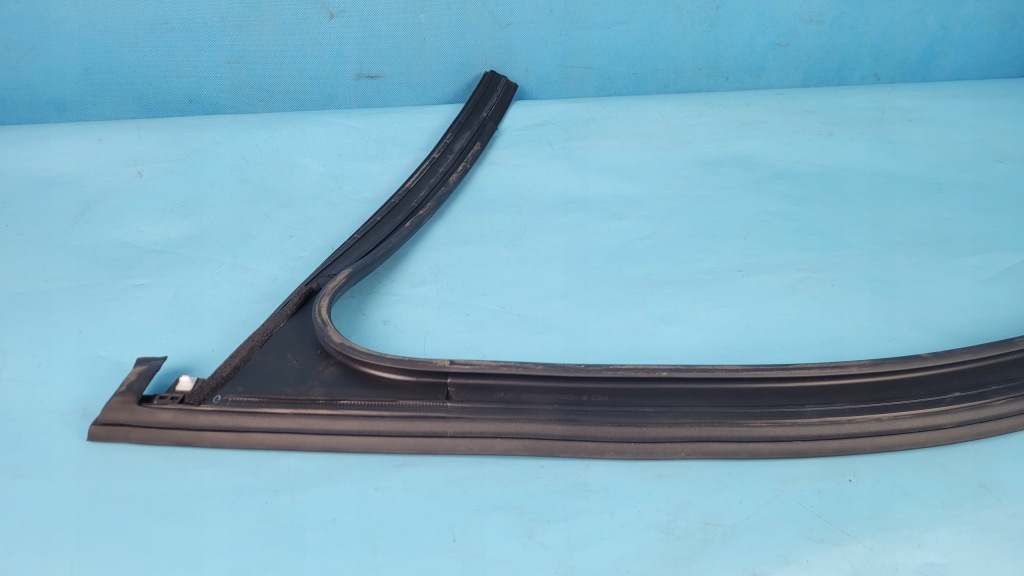 Kia sorento iv молдинг дверь стекло треугольник правая  перед 82541p2001 82440p2032 в Украине