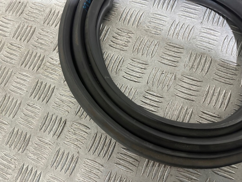 Ford fiesta mk7 прокладка крышки багажника с Разборки