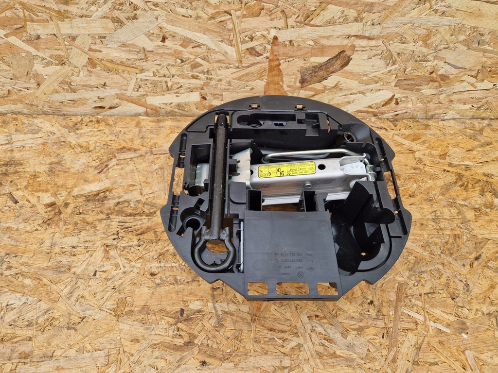 фото №1, Renault clio 8200578163домкрат автомобильный набор ремонтный