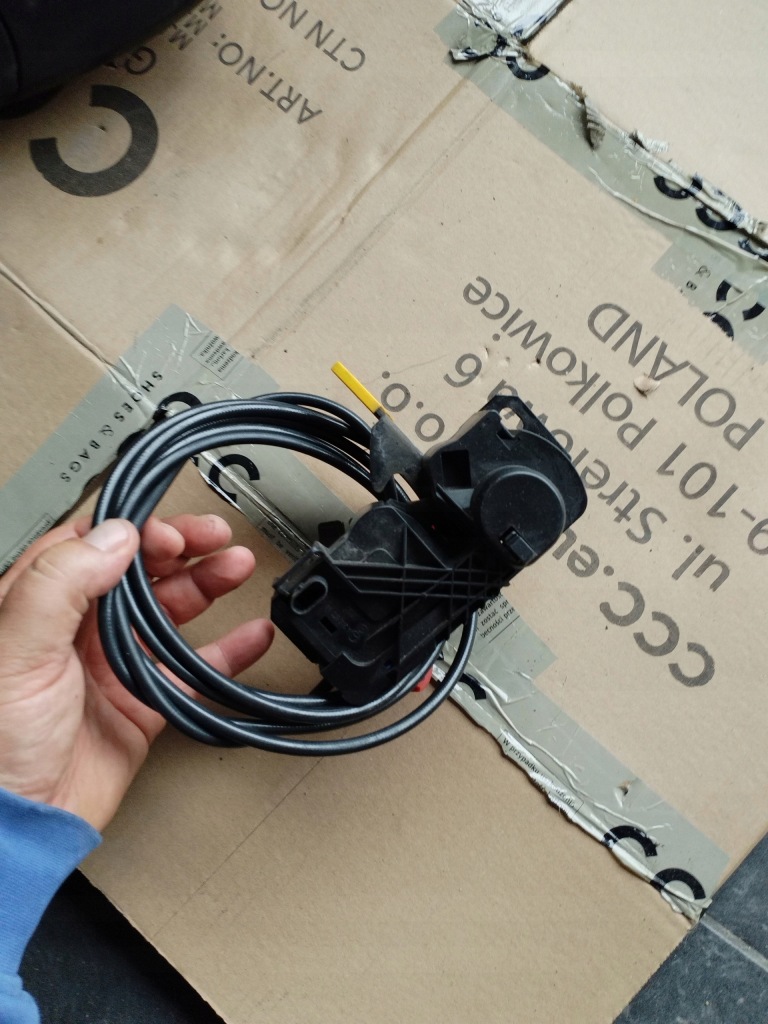 фото №2, Mercedes w176 засувка капот замок трос ручка lift