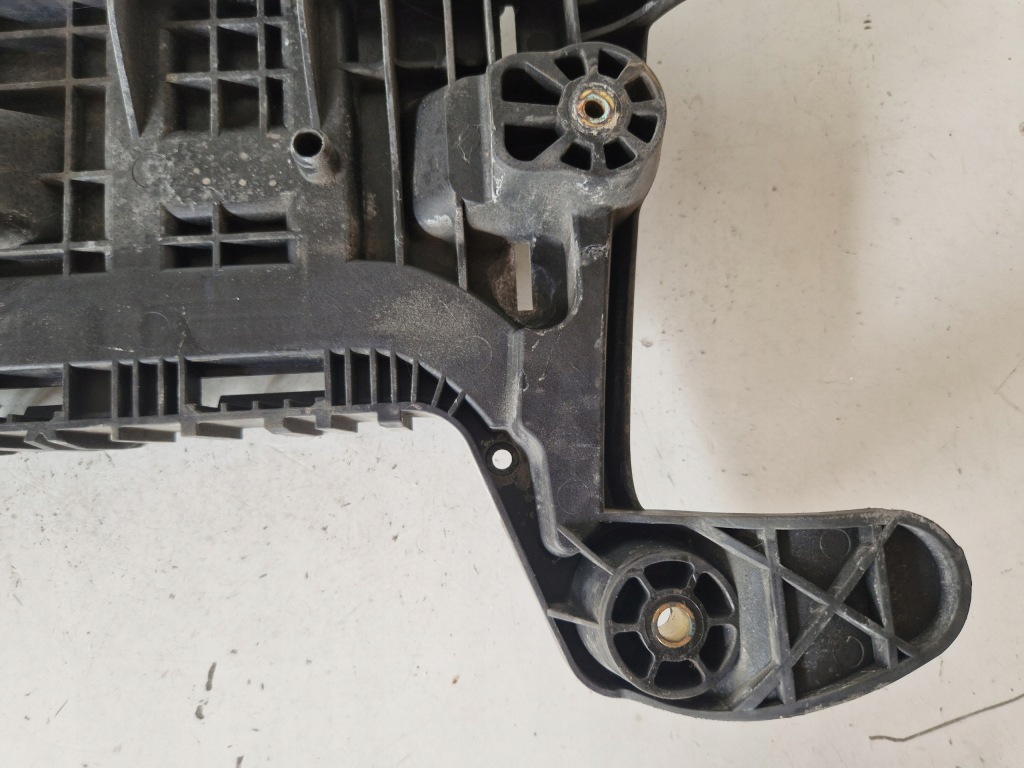 Основание корпус аккумулятор skoda octavia 2 рестайлинг  1.6 tdi Недорого