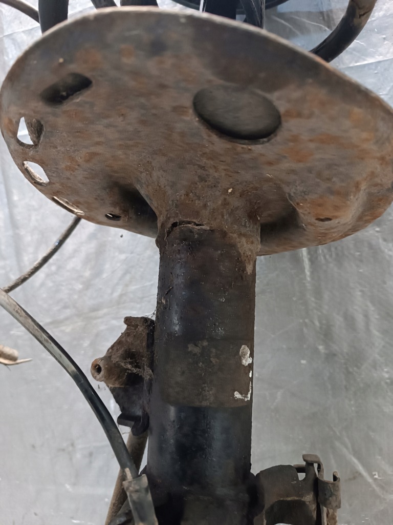 Амортизаторна стійка лівий перед toyota auris i 2007r 1.4d Оригінал