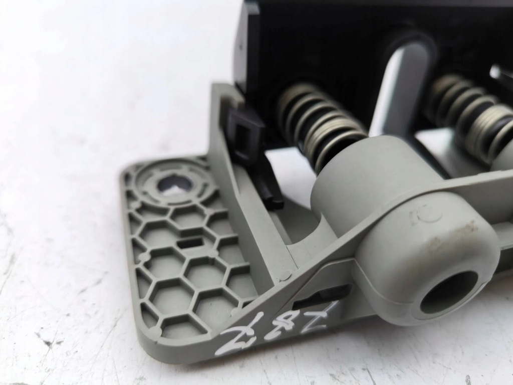 фото №6, Renault megane e-tech 2022 накладка замка кришки