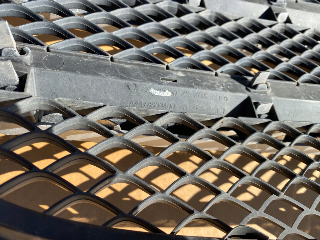 Решітка радіатора mercedes v447 рестайлінг  ні amg bez камери Ціна