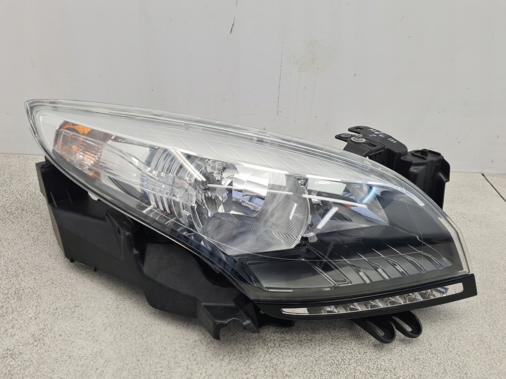 Renault megane 3 фонари фары led левый правый 260101010r 260607305r Киев