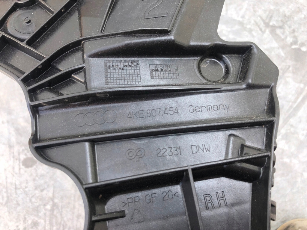 Направляющая кронштейн бампера правый задняя audi e-tron 55 4ke Доставка