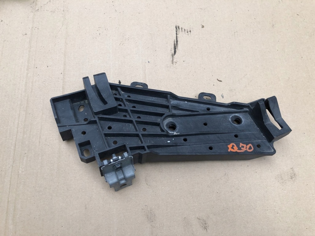 фото №1, Направляющая лампы правый infiniti q70