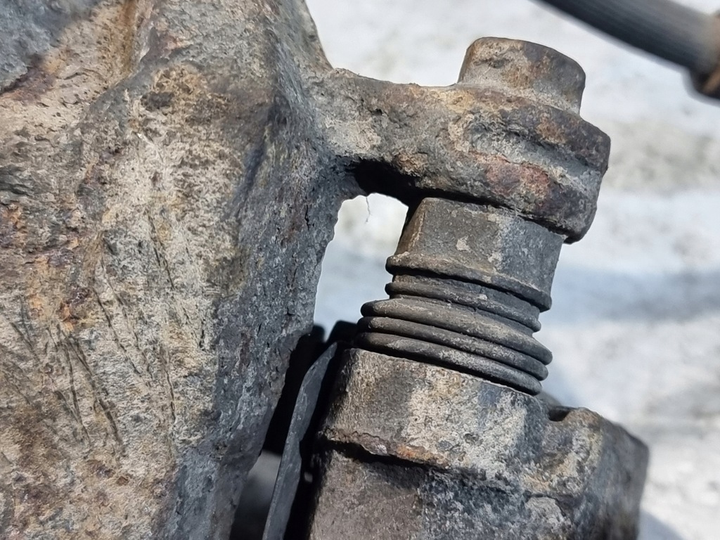 фото №10, Суппорт тормозной + скоба правый перед hyundai sonata v 2.0 crdi 103kw