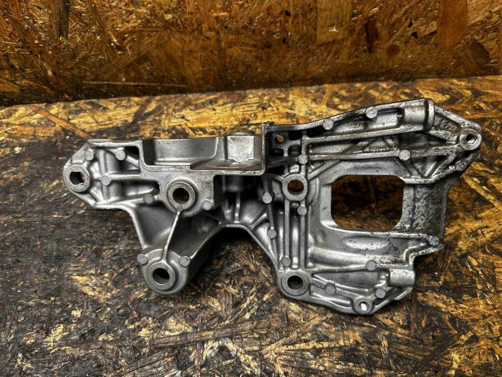 Кронштейн кронштейн генератора renault dacia 1.5 blue dci 117105158r Оригинал