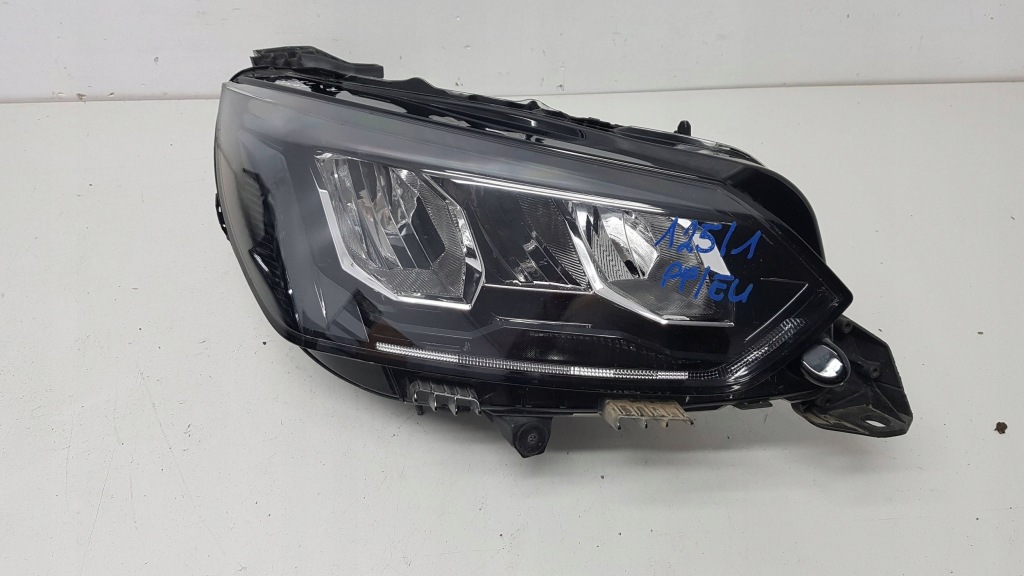 фото №1, Peugeot 208 ii 2008 ii 19- лампа правый перед eu