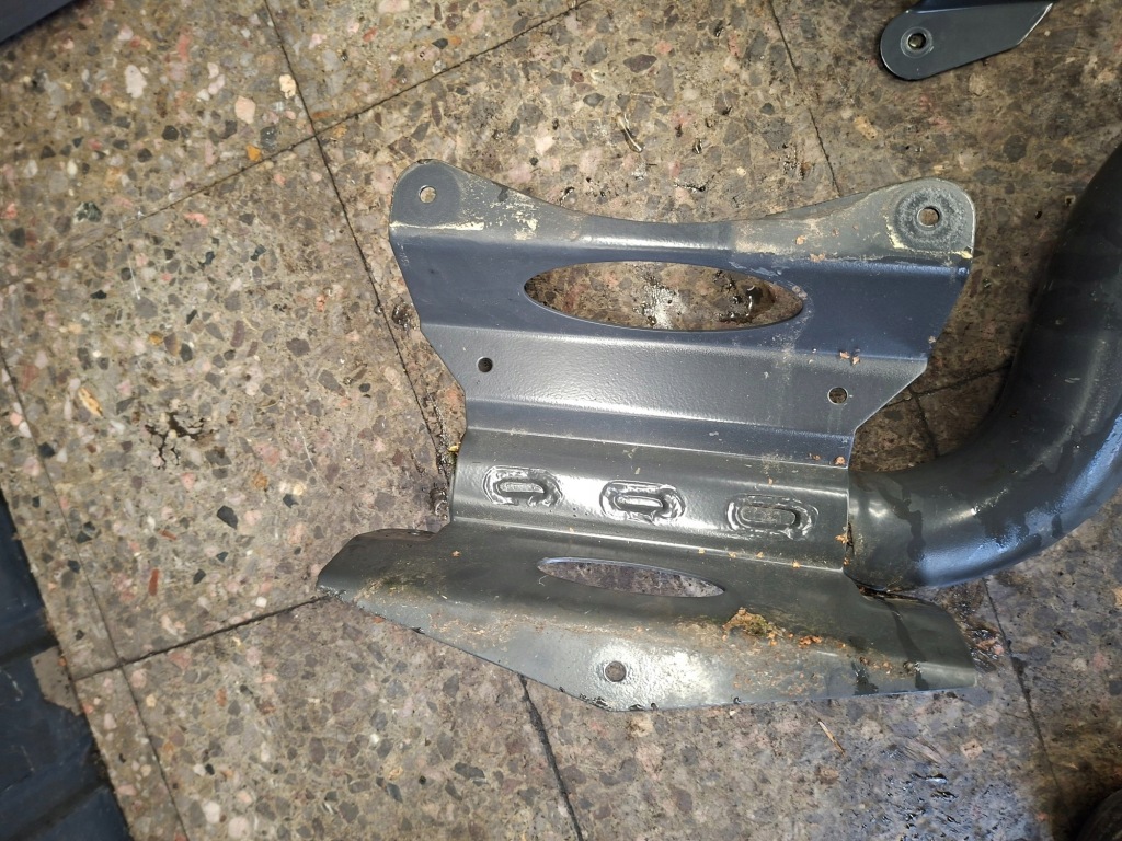 Труба кронштейн подкрылок крыла правый задний  mercedes atego 17.5 с Разборки