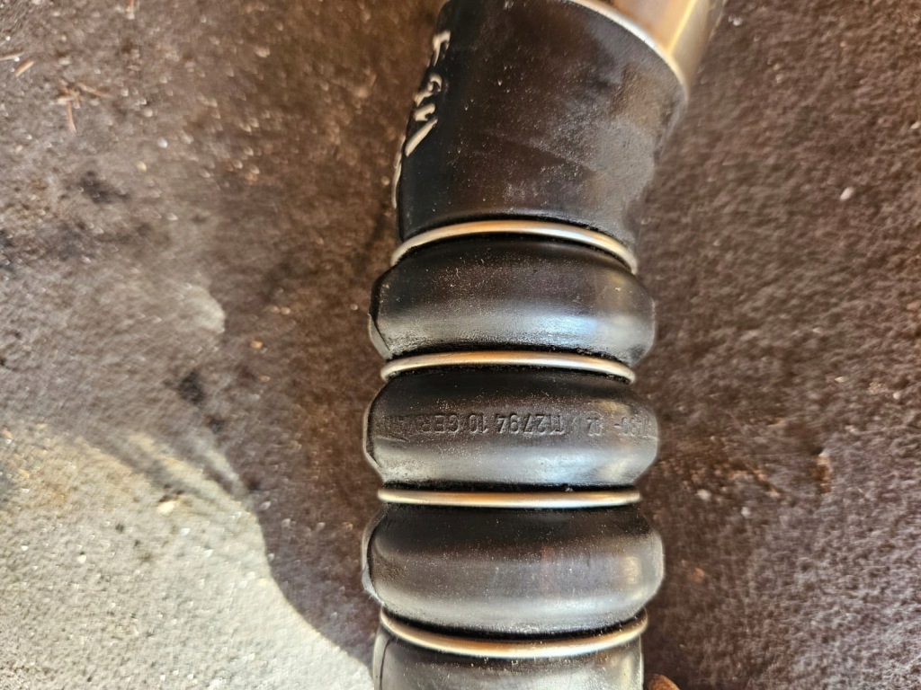 Труба воздухозаборник шланг пабтрубок  турбины turbo bmw e81 e87 n47 с Разборки