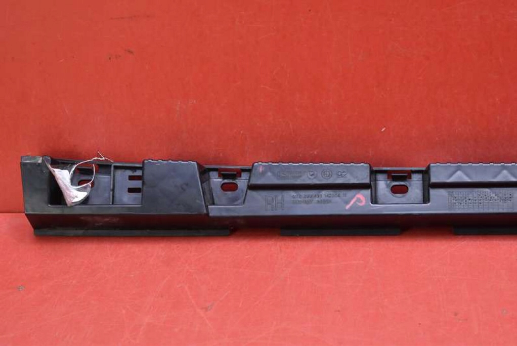 Напрямна поріг правого 2991498 bmw x1 e84 рестайлінг  12-15 в Україні