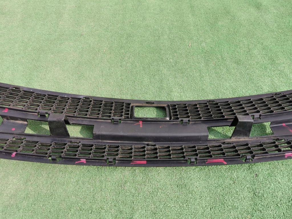 Решітка середня бампера передній tesla s 1038211-00-a в Україні