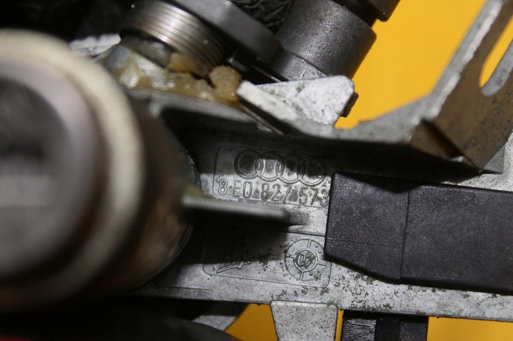 фото №8, Вкладка замка крышки задний a4 b7 8e0827573