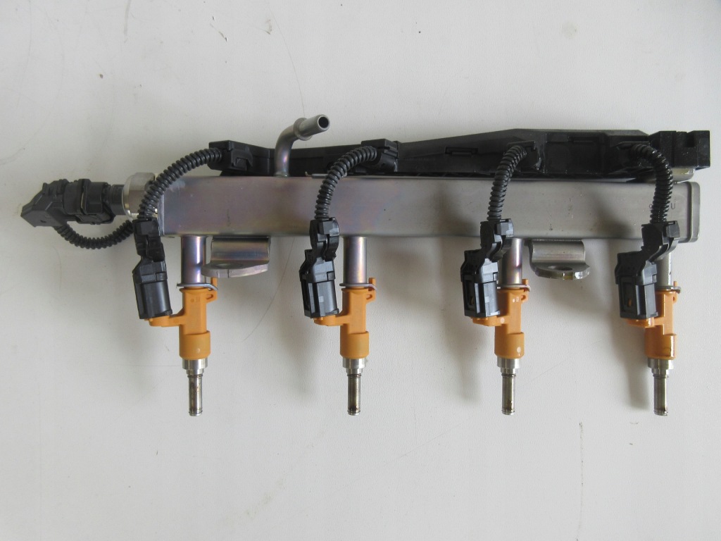 фото №1, Corolla e21 2.0 гибрид молдинг форсунка