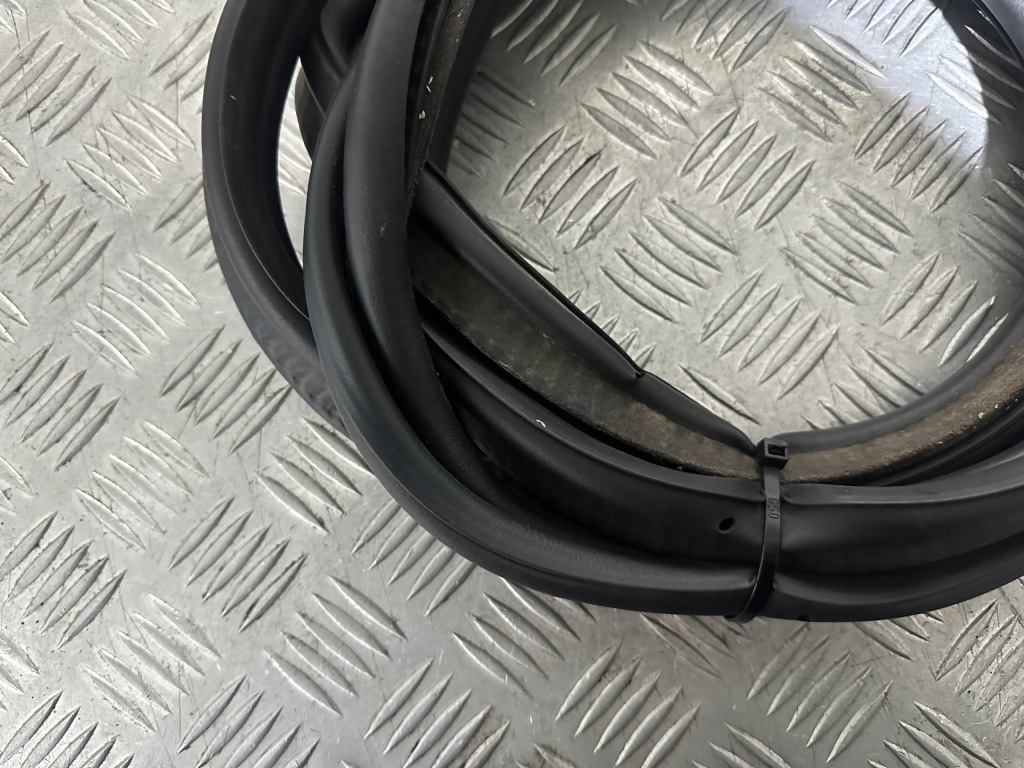 Mini cooper r56 прокладка кришки багажника в Україні