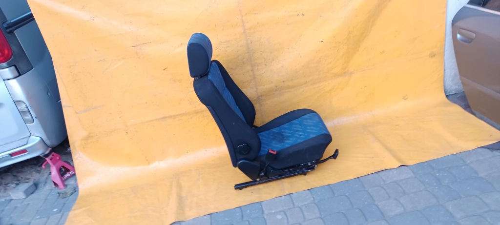 Сиденье левое  перед mercedes w202 95-00r niebiesko чёрный . в Украине