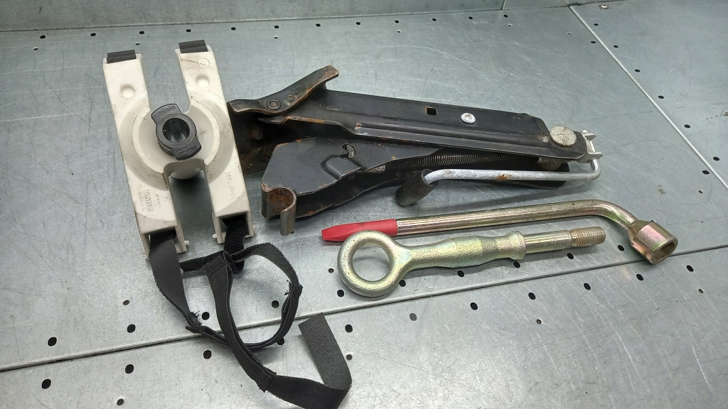 фото №1, Вкладыш колеса запасного volvo v70 ii lift 2.4b 05r 8679369