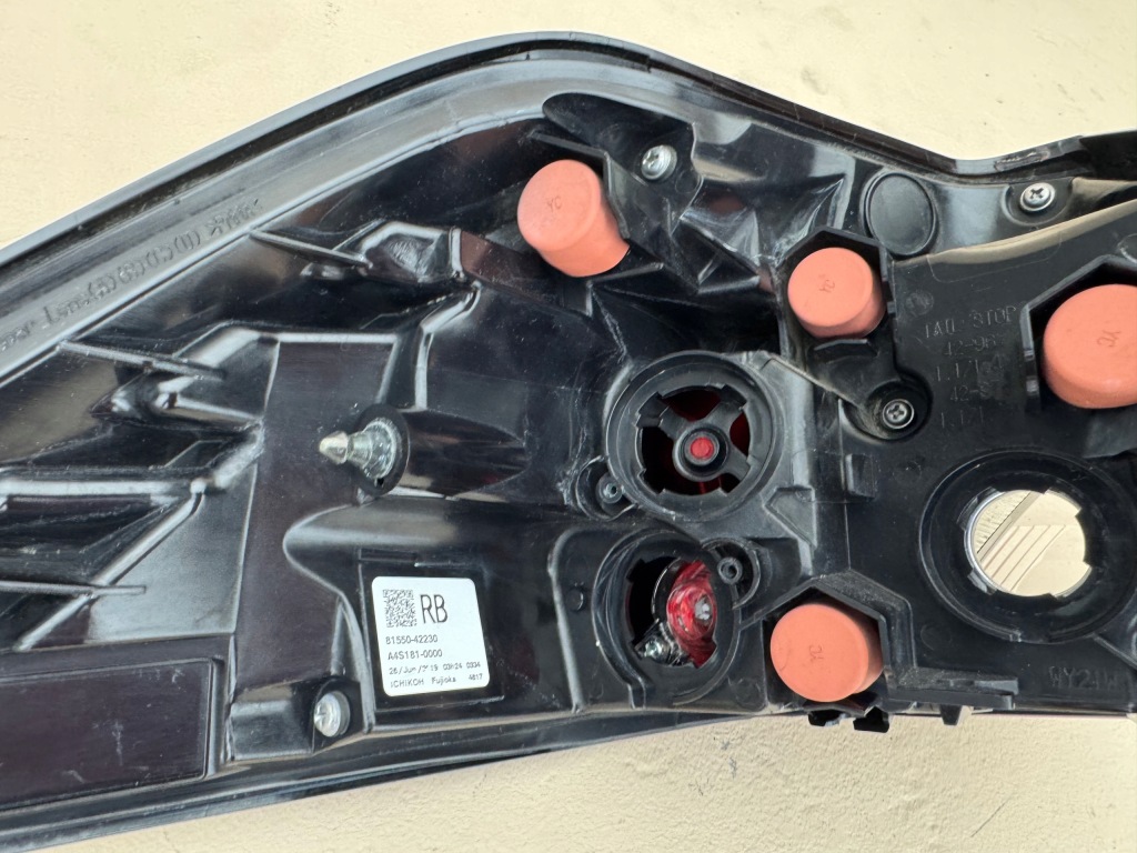 фото №15, Toyota rav4 v 5 19r- лампа w крыло правый задняя 81550-42230