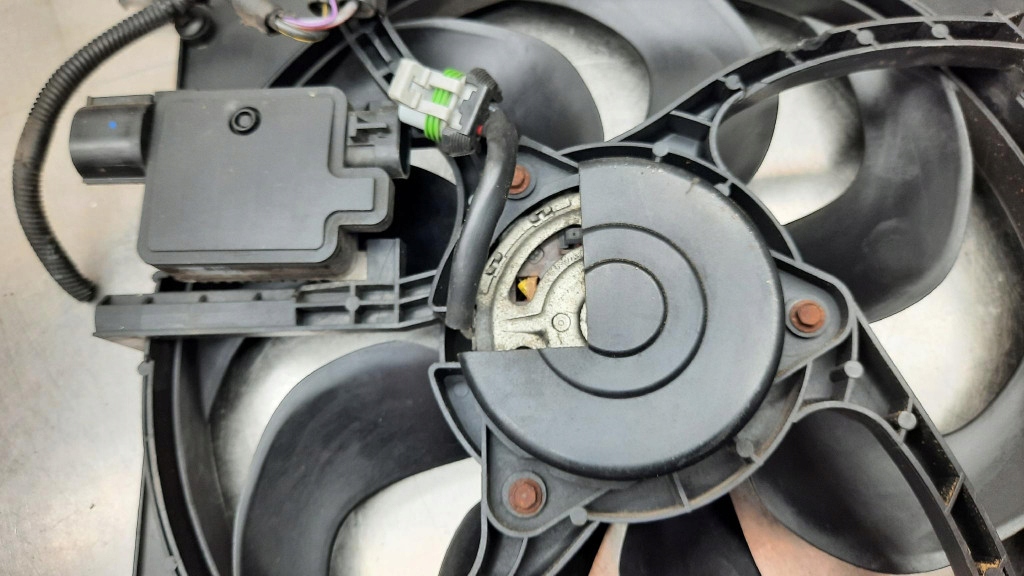 Вентилятор радиатора воды оригинальный номер 31319165 volvo v40 12-19r 1.6 d2 Недорого