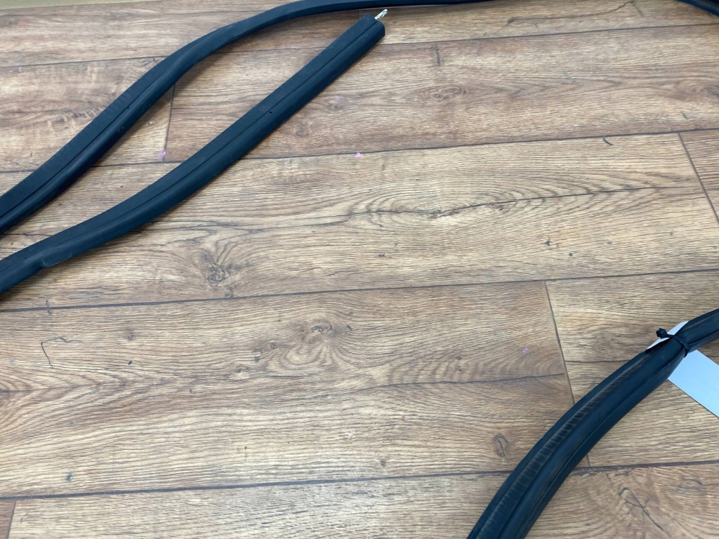 Прокладка кришки багажника chevrolet corvette c6 2005+ Ціна