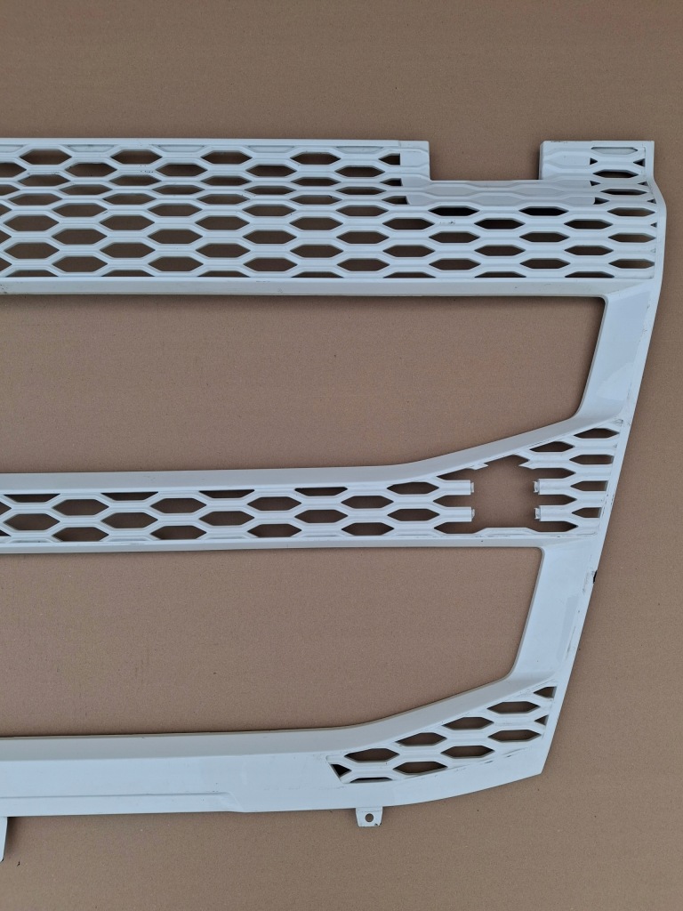 Volvo fh5 решітка радіатора решітка  радіатора оригінал 84235714 в Україні