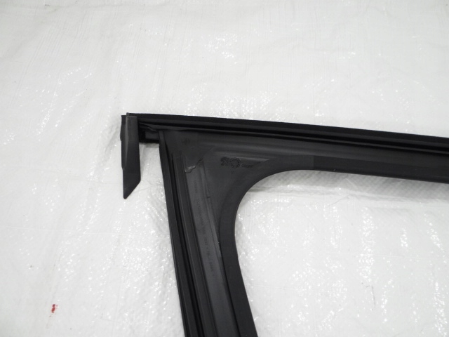 фото №10, Peugeot 2008 прокладка дверь левых передних водителя направляющая стекло