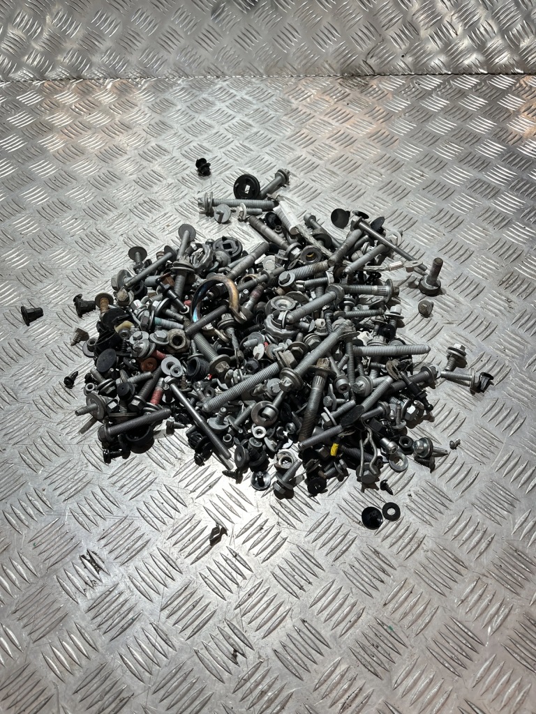 фото №1, Болты клипсы с демонтажа jeep avenger 23- 1.2 thp