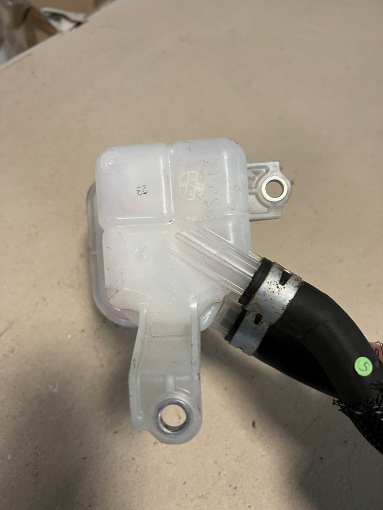 фото №5, Toyota auris ii гибрид бачок расширительный