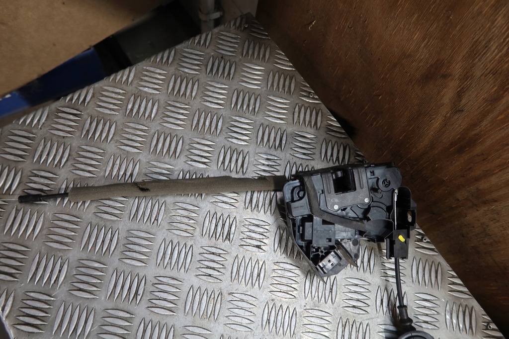 фото №8, Замок дверь правый задняя megane iv kombi 825021410r