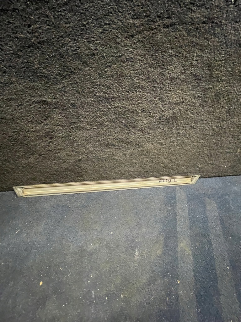 фото №4, Mercedes w201 молдинг крыла узкая задняя