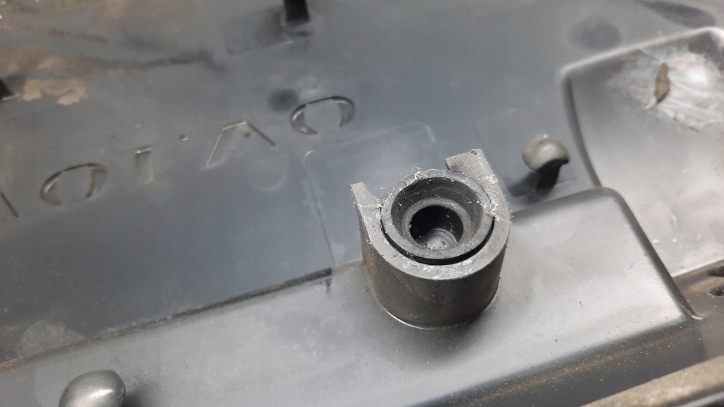 фото №16, Крышка двигателя 08653495 volvo s60 v70 ii 2.4 d5