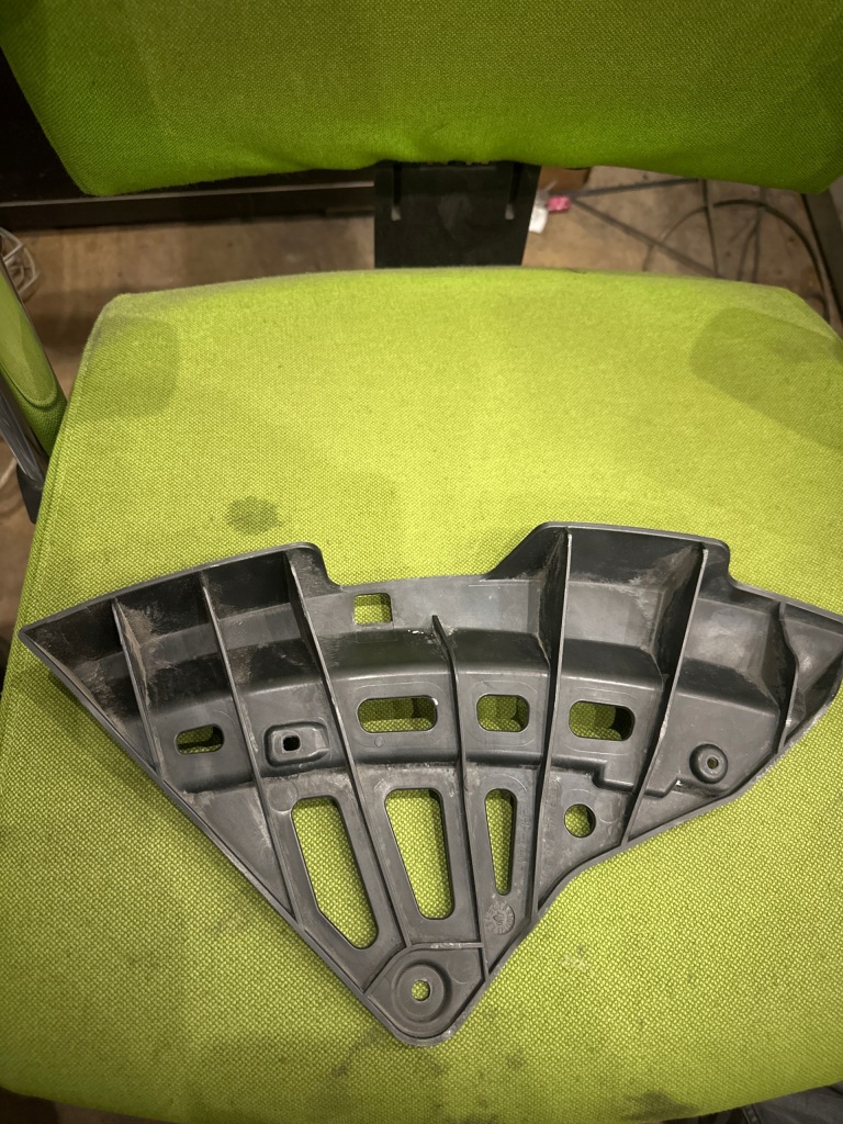 Купити Напрямна лампи правий перед citroen c4 picasso 164726-00