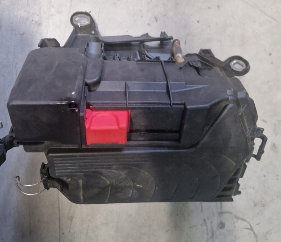 фото №1, W176 корпус коробка запобіжників a2465400182