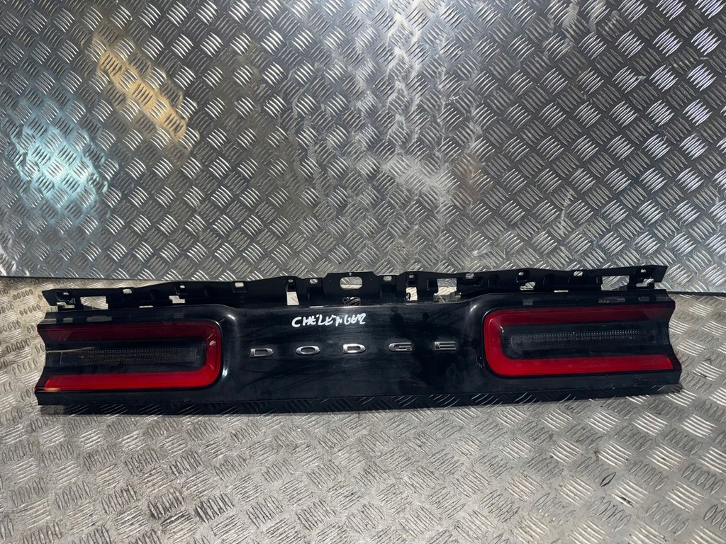 фото №1, Challenger 2015-2023 лампа задняя задняя средняя оригинальная led 2019 rok